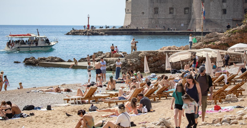 FOTO Kao da je počelo ljeto: Plaža u Dubrovniku je puna ljudi
