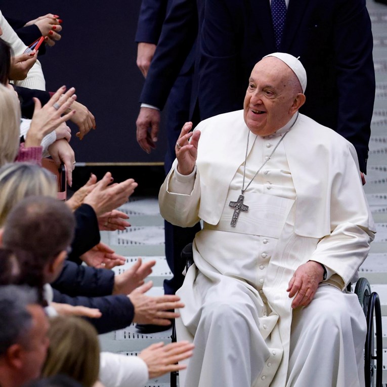 Papa Franjo obilježava 12. godišnjicu pontifikata. Ne zna se kad izlazi iz bolnice