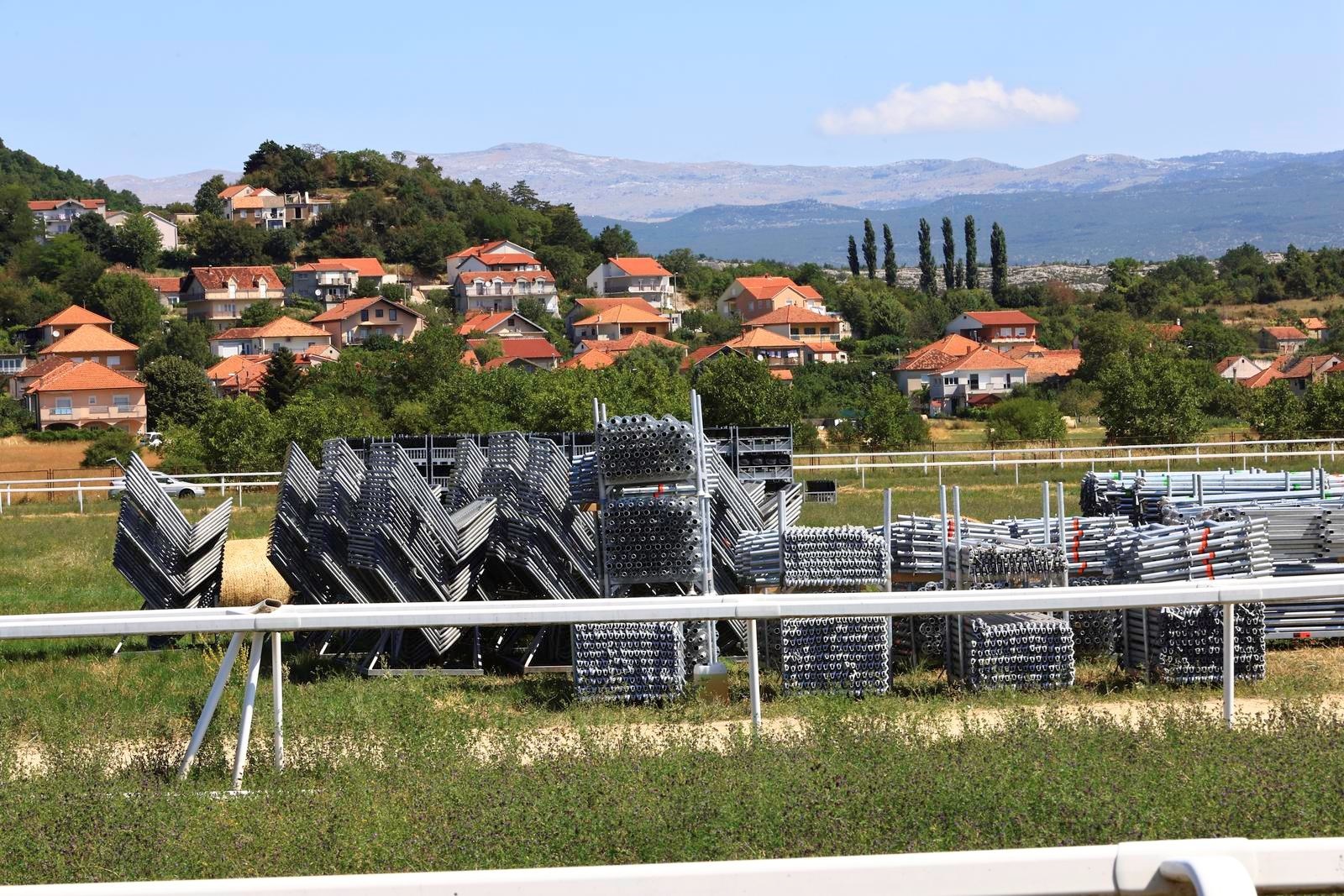 Počelo postavljanje opreme za Thompsonov koncert u Sinju