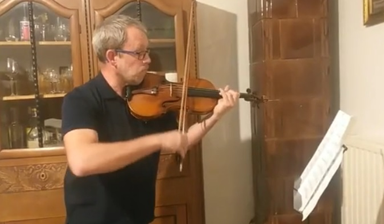 Emotivna izvedba: Zagrebački violinist zasvirao temu iz filma Schindlerova lista