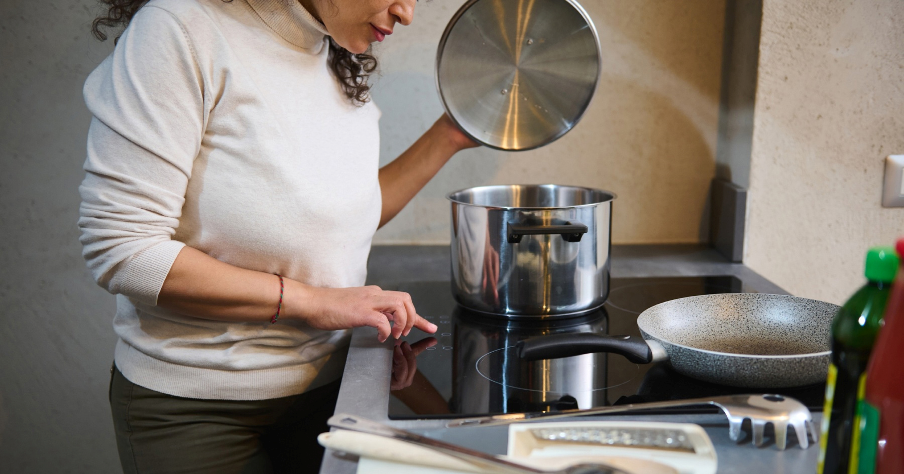 Najčešće pogreške kod kuhanja na indukcijskoj ploči (mogu uništiti ploču i posuđe)