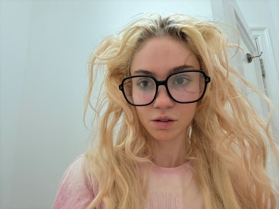 Grimes pokazala tetovažu na licu, ljudi: "Izgledaš kao da te Elon poslao na Mars"