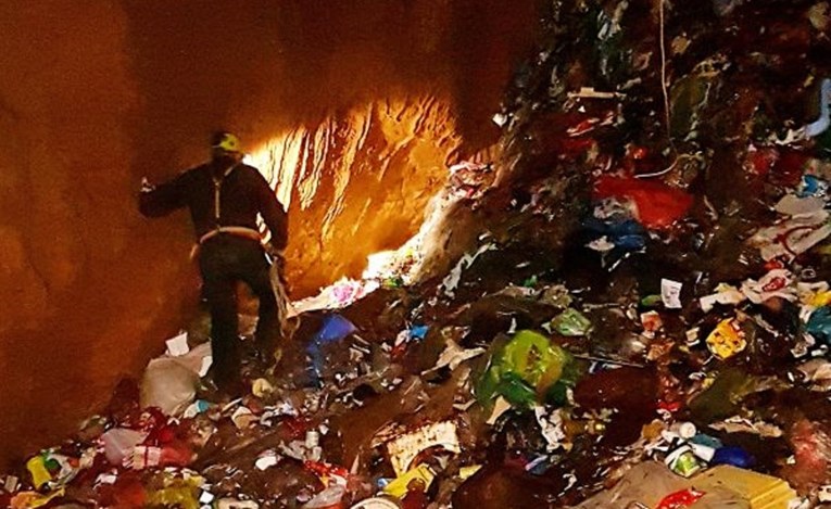 FOTO Speleolozi u jami u Dalmaciji našli ogromno brdo smeća. Pogledajte