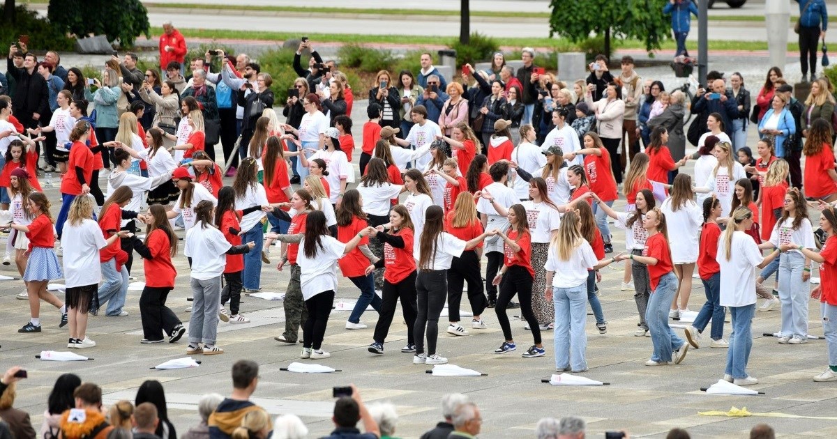 FOTO Stotinjak varaždinskih maturanata zaplesalo tradicionalnu quadrillu