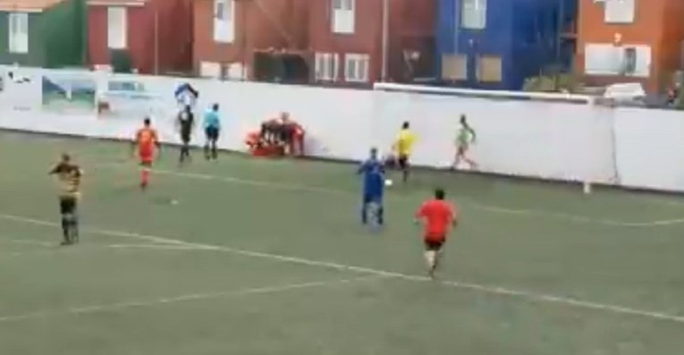VIDEO Nogometaš se svom snagom zabio u zid iza gola, hitnu čekali 40 minuta