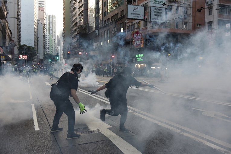 Na prosvjedima u Hong Kongu muškarcu odgrizen dio uha, četvero napadnuto nožem