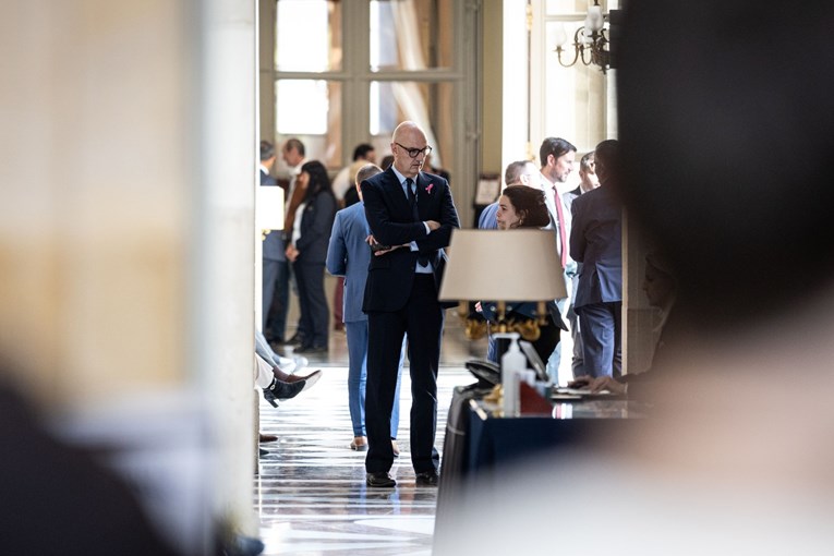 Francuska imenuje novu vladu usred političkih previranja