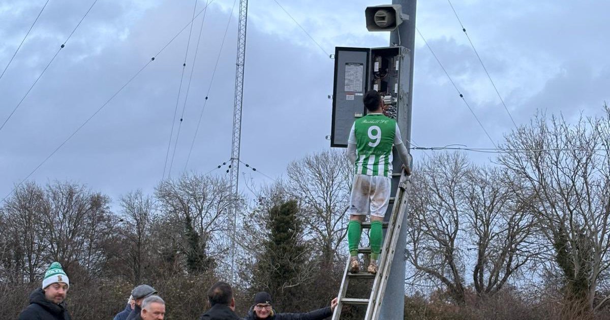 Nogometaš koji popravlja reflektore je hit. "Samo sam htio nastaviti utakmicu"