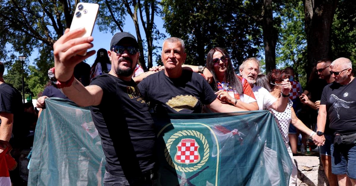 Miro Bulj prošetao Sinjem i fotkao se s fanovima uoči Thompsonovog koncerta
