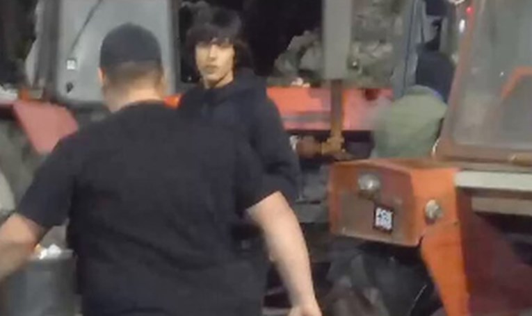 VIDEO Muškarci u crnom razbijali prozore na traktorima Vučićevih "studenata"