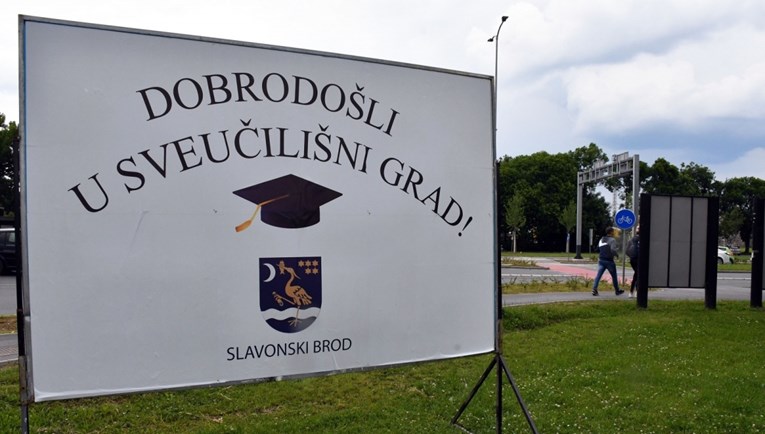 U Slavonskom Brodu tiskali jumbo plakate s pravopisnom pogreškom. Vidite li je?