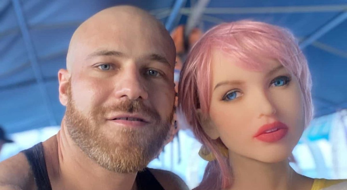 Bodybuilder zaprosio lutku za spolne odnose nakon osam mjeseci "veze"