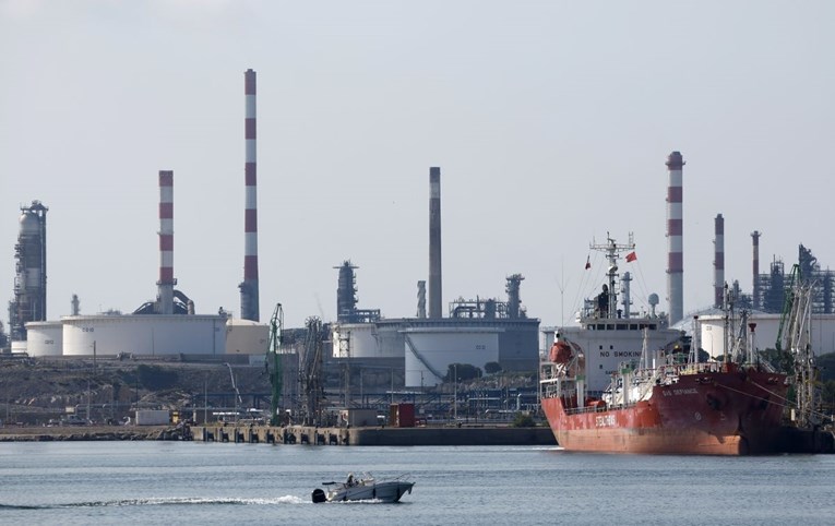 Porasle cijene nafte. Trump naznačio da bi mogao ublažiti sankcije na iransku naftu