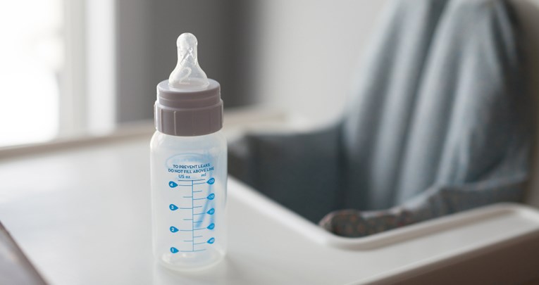 Sterilizacijom plastičnih dječjih bočica se otpušta mikroplastika, upozorava studija