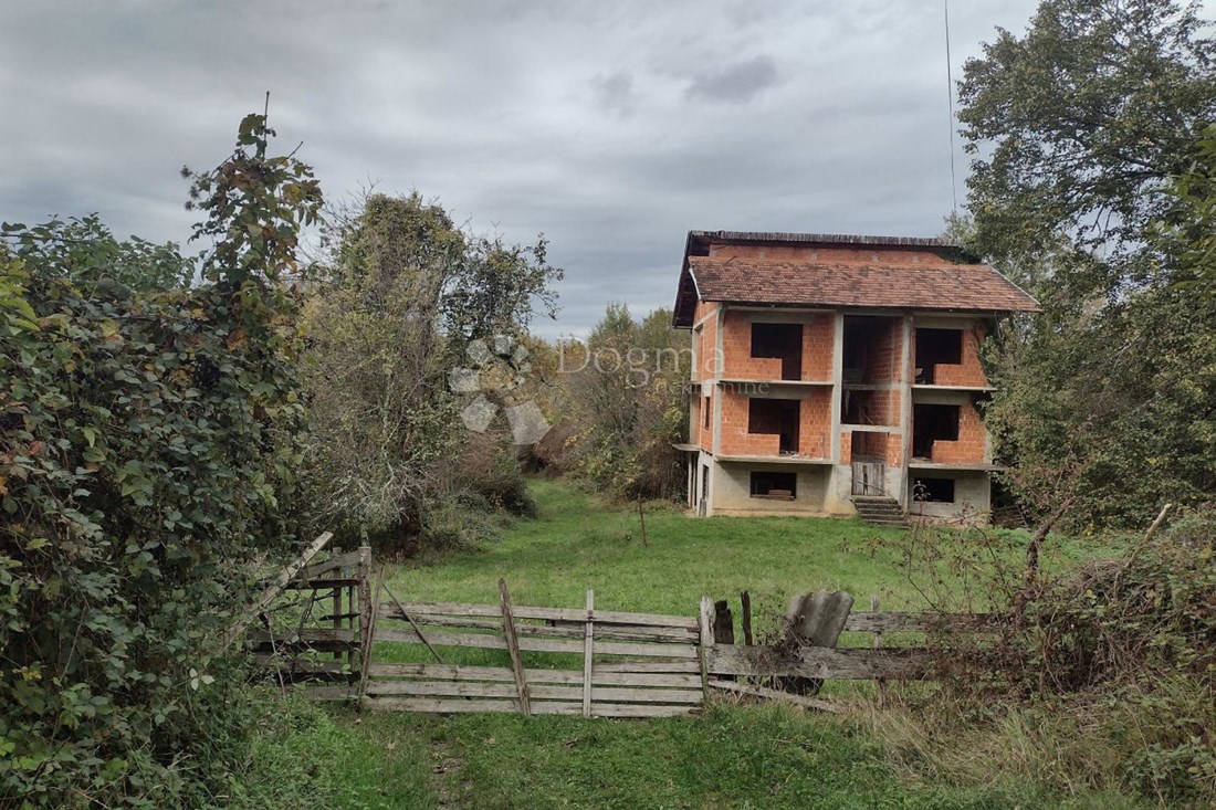 Za 20.000 eura: Kuća s gospodarskom zgradom i voćnjakom na prodaju