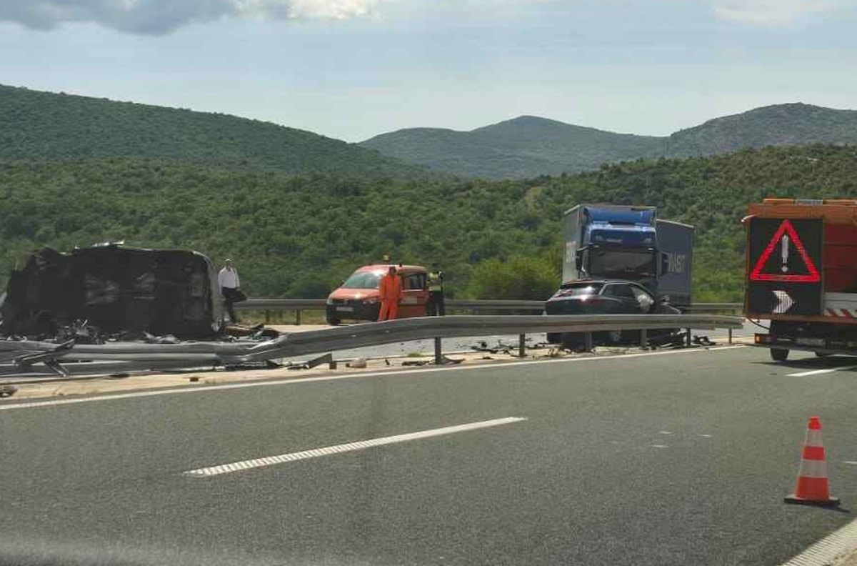 Detalji nesreće na A1. Na cestu sletio helikopter, jednom čovjeku se bore za život