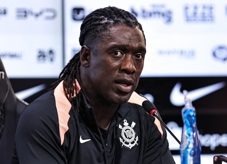 Seedorf: Mi pričamo o nogometu, a u tijeku je genocid