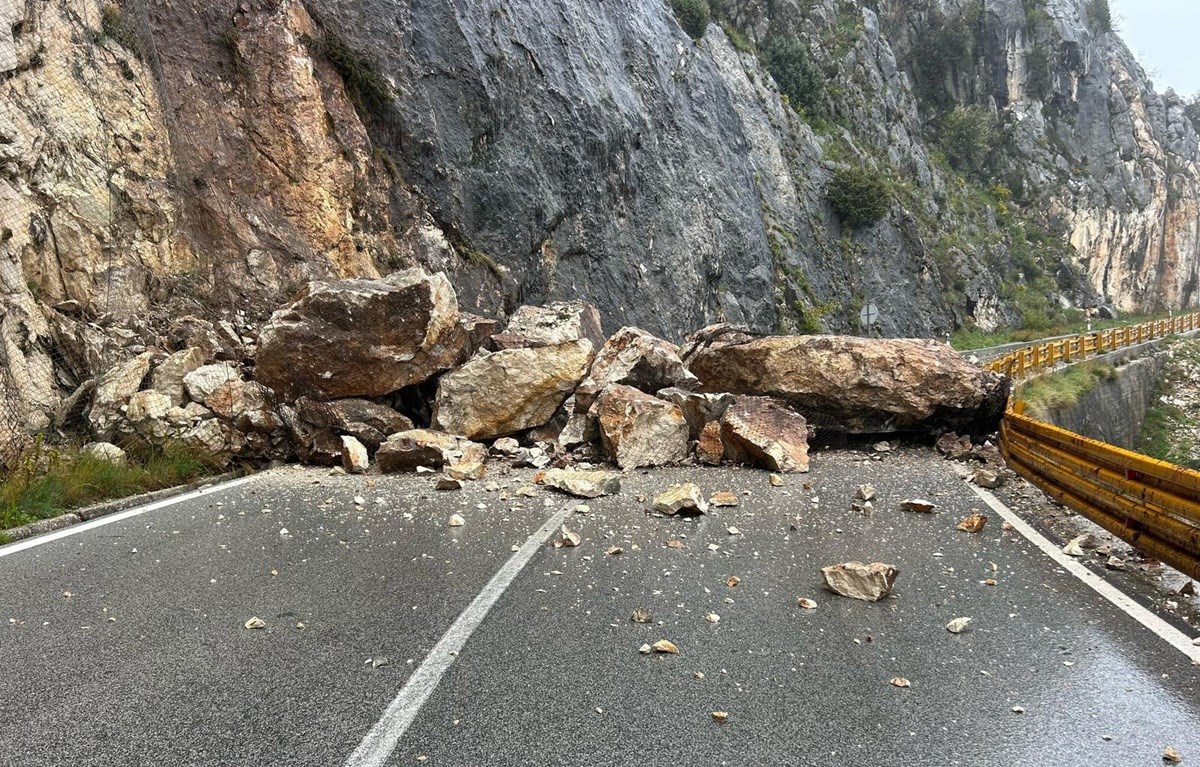 Jaka kiša pada u dijelovima Dalmacije. Povećana opasnost od odrona stijena