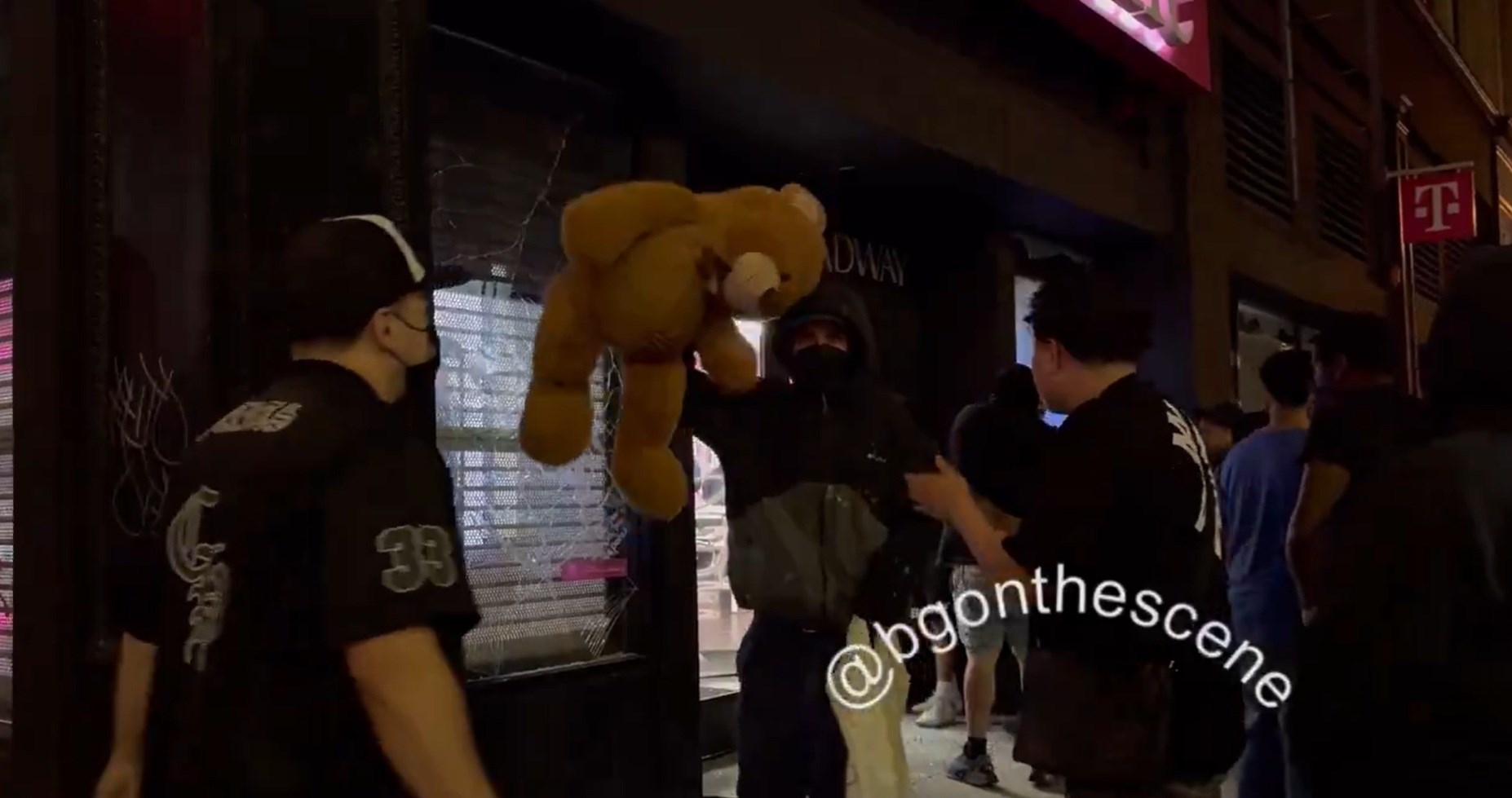 VIDEO Prosvjednici u LA-u pljačkaju poslovnicu T-mobilea, ukrali i plišanog medvjeda