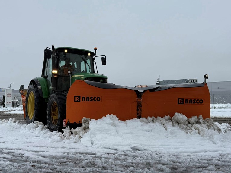 Ledena kiša paralizirala Osijek. Potrošeno 70 tona soli, traktor sletio s nasipa