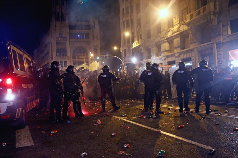 Noćas u Barceloni 46 ozlijeđenih, danas na ulice izlaze i zagovornici Španjolske