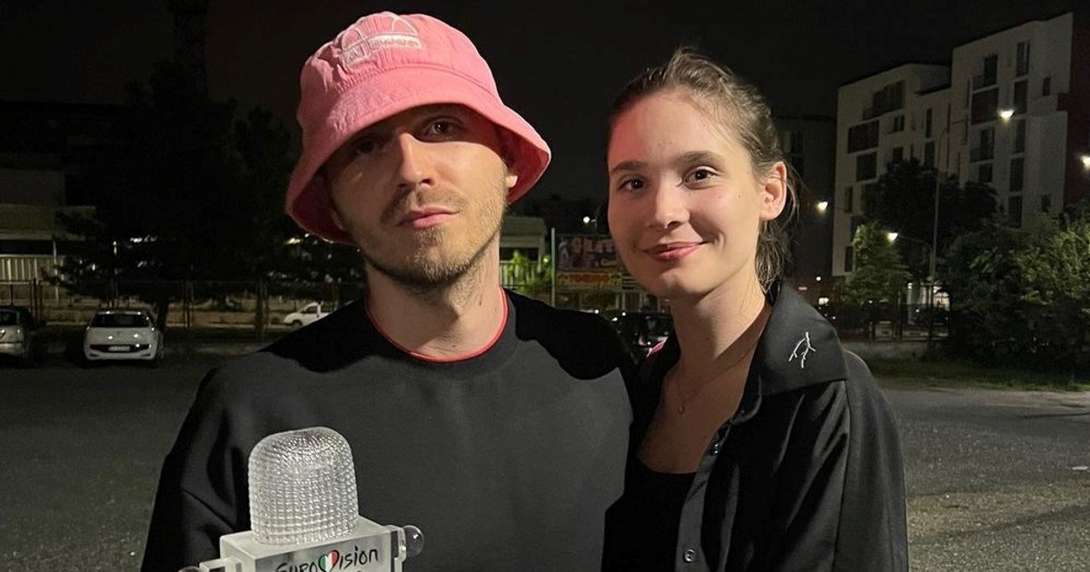 Frontmen Kaluš Orkestra poljubio djevojku ispred hotela u Torinu i vratio se u rat