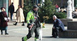 Fotka dana: Radnik Čistoće nakon smjene požurio po cvijeće za Valentinovo
