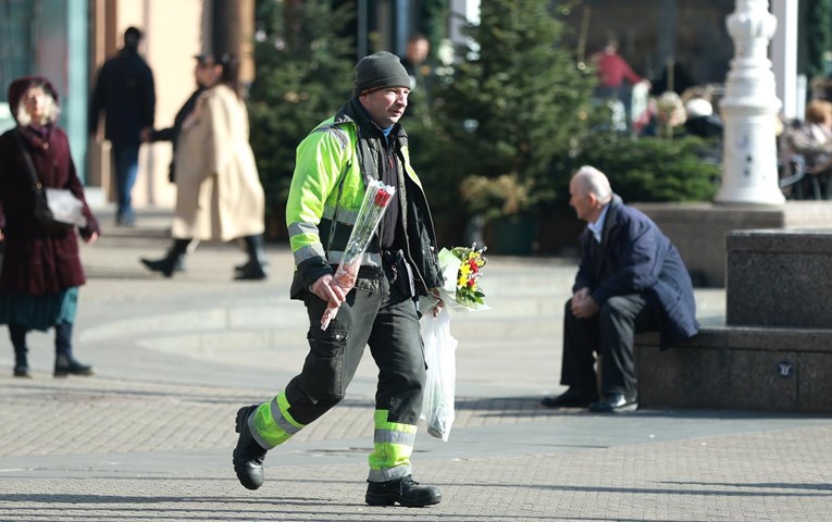 Fotka dana: Radnik Čistoće nakon smjene požurio po cvijeće za Valentinovo