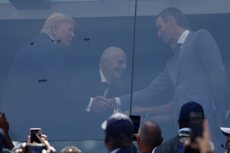 FOTO Trump se nakon uvreda i prijetnji Španjolskoj rukovao sa Sánchezom