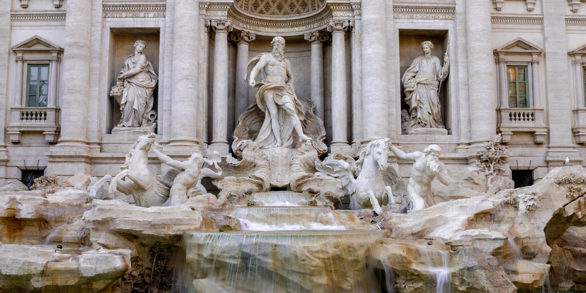 Žena se popela na Fontanu di Trevi u Rimu da napuni bočicu vode, odvelo je osiguranje