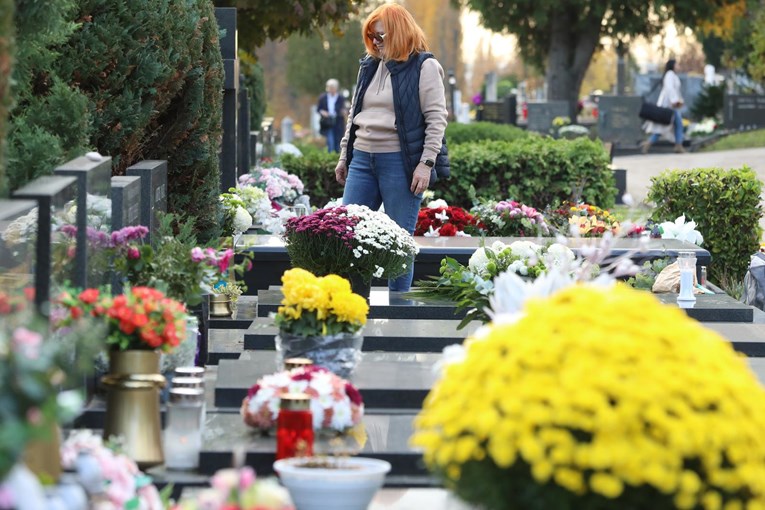 Zagrepčani od jutra obilaze grobove svojih najmilijih