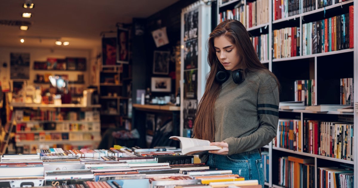 "Čista nepismenost": Generacija Z na meti kritika zbog načina na koji čitaju knjige