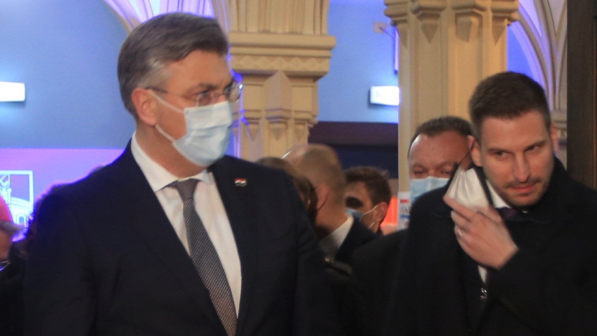 Prosvjed protiv mjera u Osijeku. Plenković: Mahnuo sam im i pozdravio ih