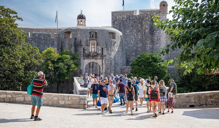 22-godišnjak gurnuo mladića sa zida u Dubrovniku, optužen je za pokušaj ubojstva