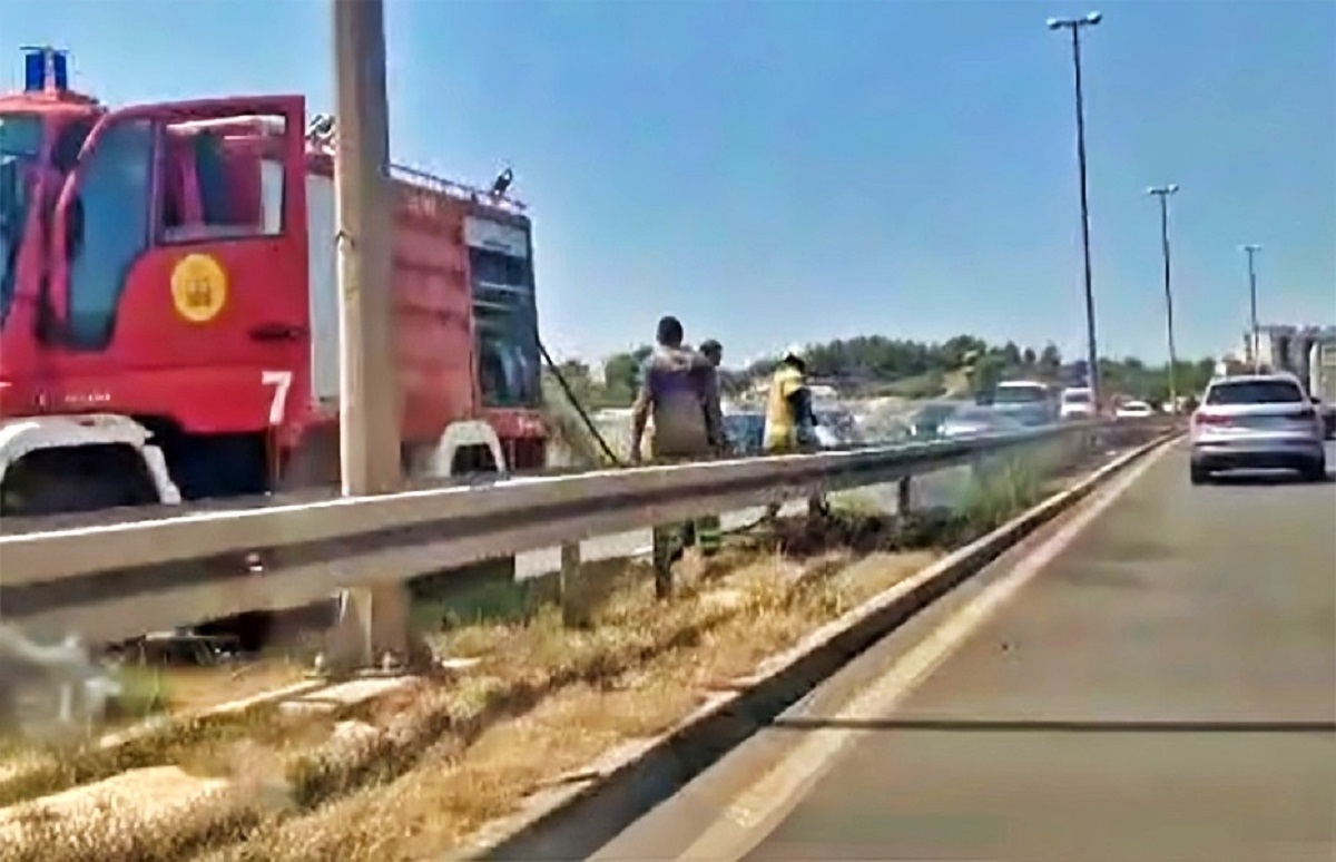 VIDEO Netko je uspio zapaliti prostor između dva prometna traka u Splitu