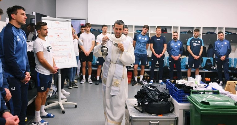 Svećenik blagoslovio igrače Rijeke pred utakmicu s Hajdukom