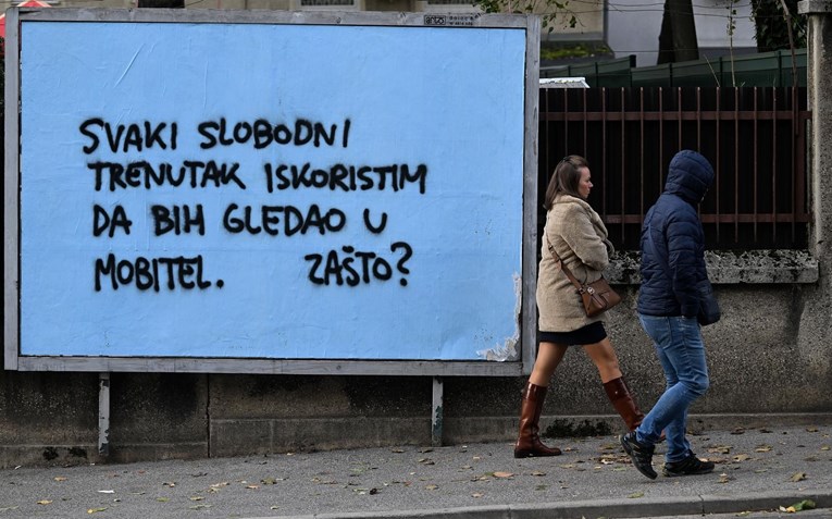 Fotka dana: Netko je u Zagrebu ostavio zanimljivu poruku na jednom reklamnom panou