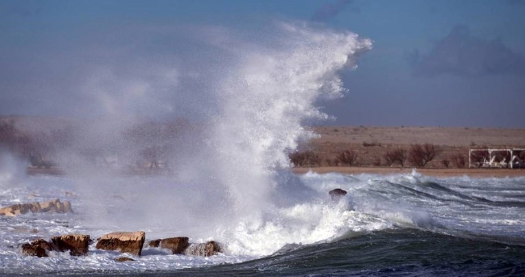 Crveni meteoalarm zbog orkanske bure za tri hrvatske regije