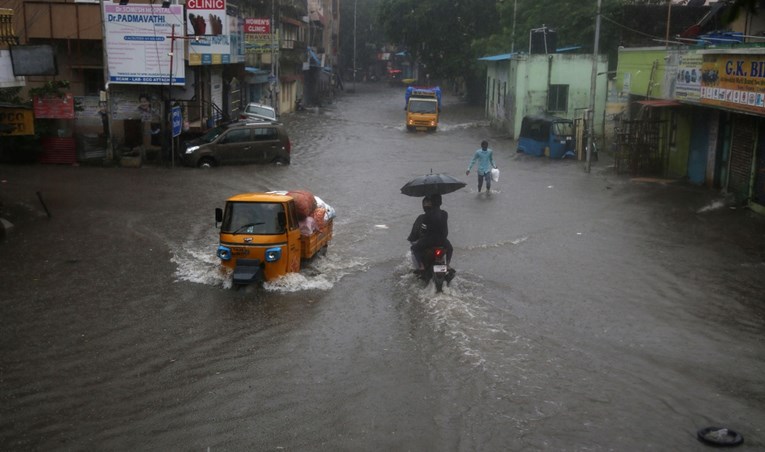 Snažan ciklon pogodio južnu Indiju, petero poginulih