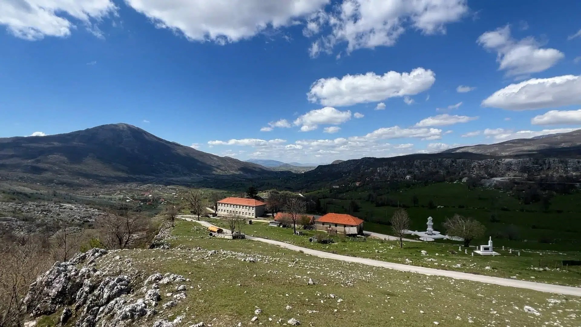 Tijela oca i kćeri (2) pronađena u Crnoj Gori, sumnja se na ubojstvo i samoubojstvo