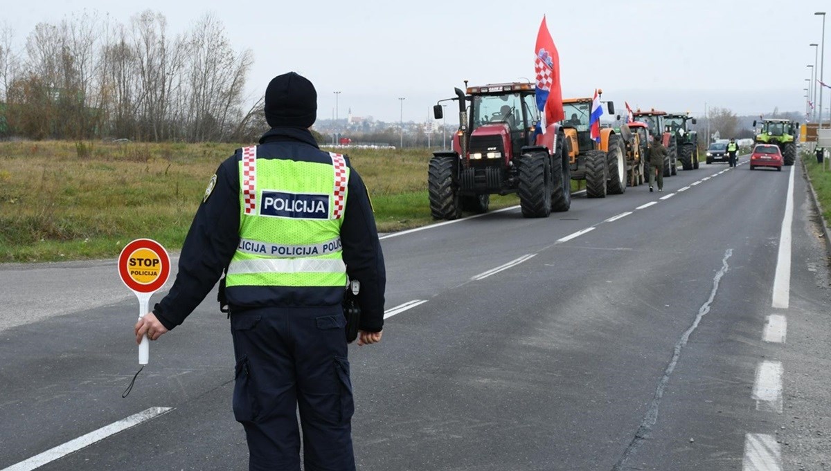 Seljaci i dalje blokiraju cestu kod Županje