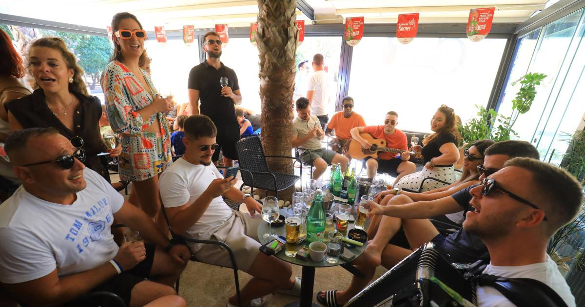 FOTO Pogledajte kako se u Veloj Luci od popodneva pripremaju za koncert za Olivera