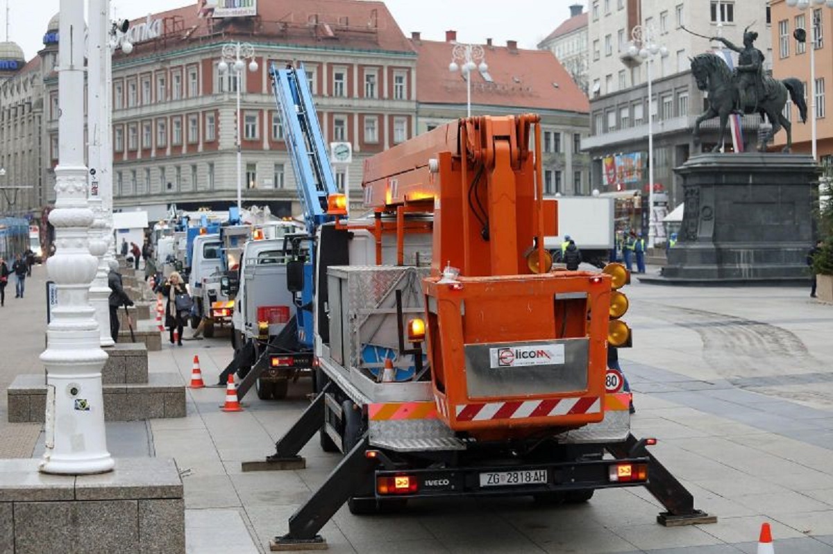 Bliži se Advent u Zagrebu: Ukrašavanje Trga ekspresno je riješeno s 8 vozila