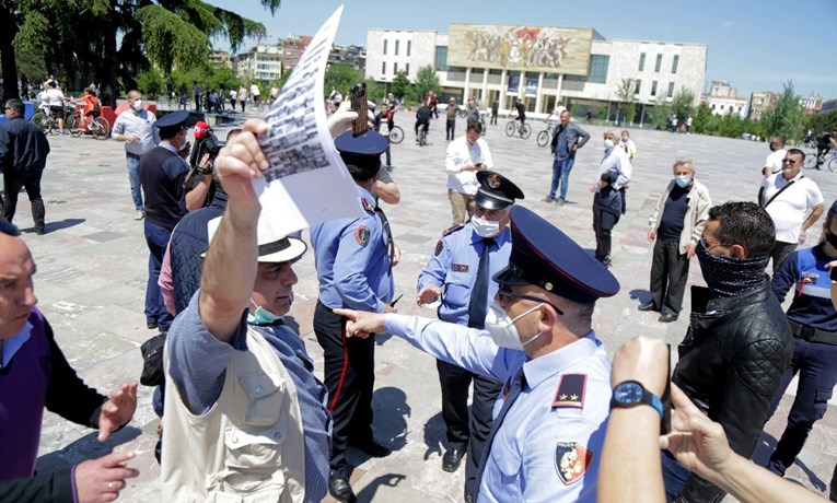 U Tirani se ruši kazalište, policija suzavcem tjerala prosvjednike