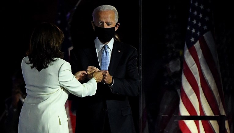 Biden i Kamala Harris dan prije inauguracije odaju počast umrlima od korone
