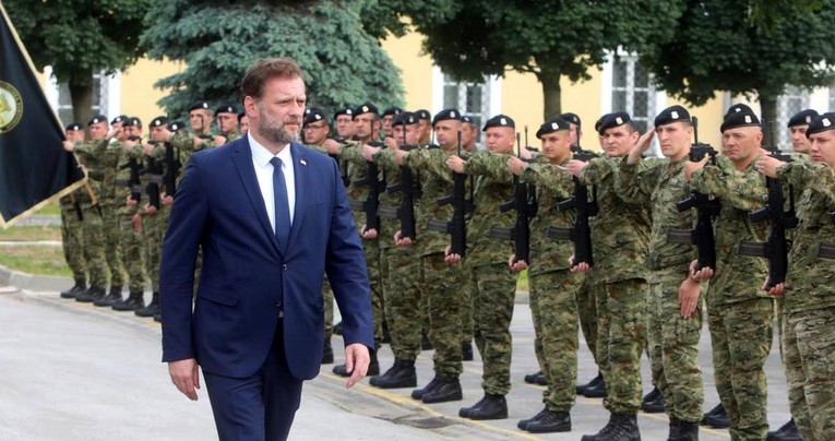 Banožić u govoru pred vojnicima hvalio Plenkovića