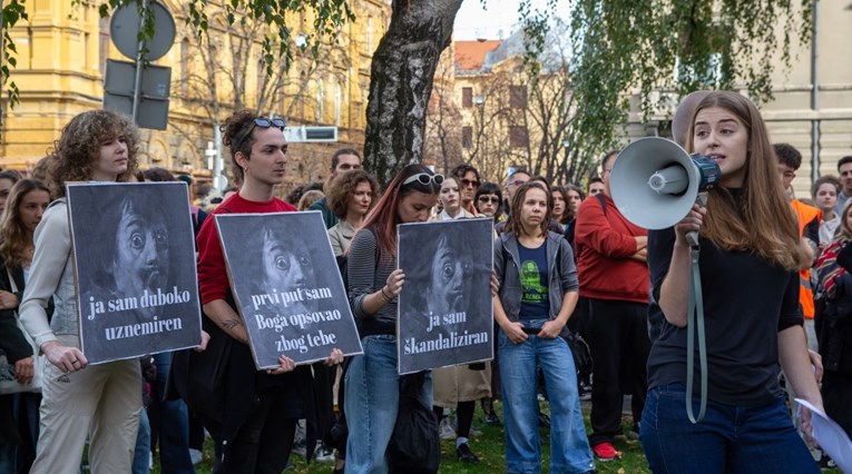 Na prosvjedu na Akademiji puštali snimku profesora, 20 minuta vrijeđao studenticu