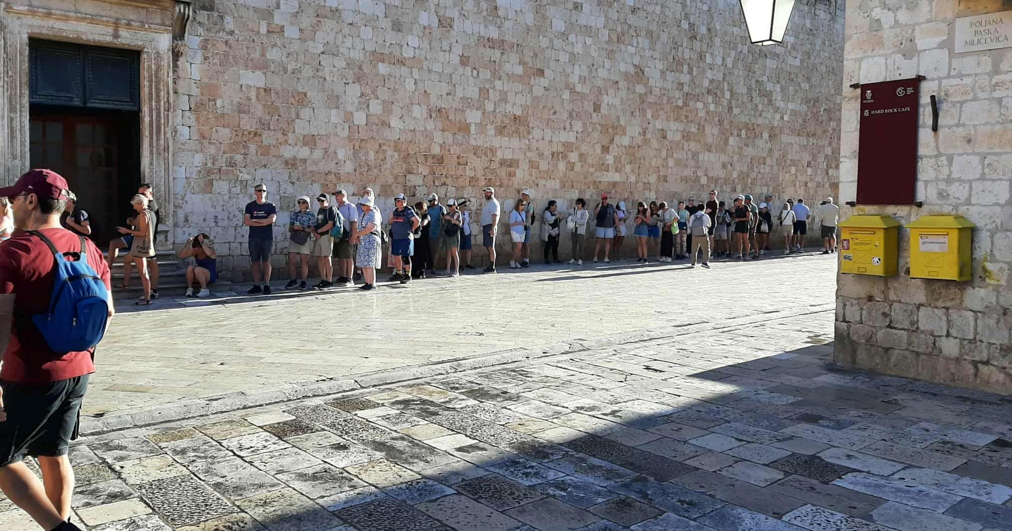 Turisti od jutra u redu čekaju za razgledavanje dubrovačkih zidina