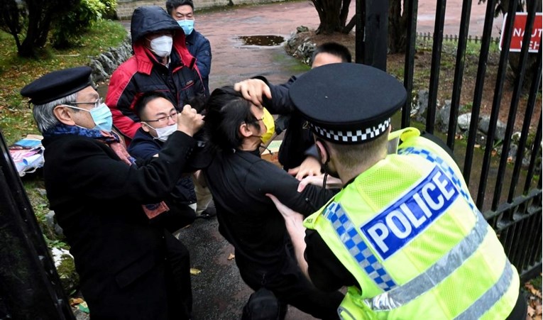 Kineski konzul vukao za kosu prosvjednika u Britaniji: Svaki diplomat bi to napravio