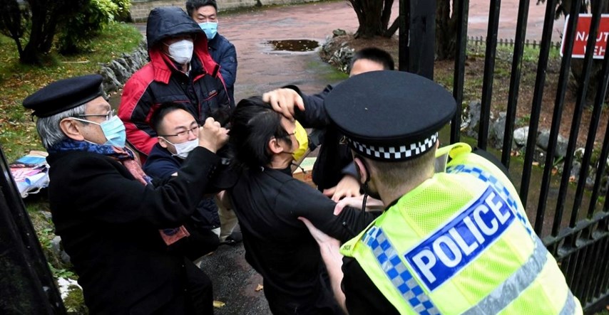 Kineski diplomat vukao za kosu prosvjednika u Britaniji: "To je bila moja dužnost"
